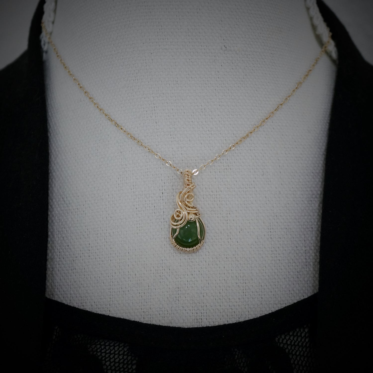 14k gold filled wire wrap hanger met nefriet jade