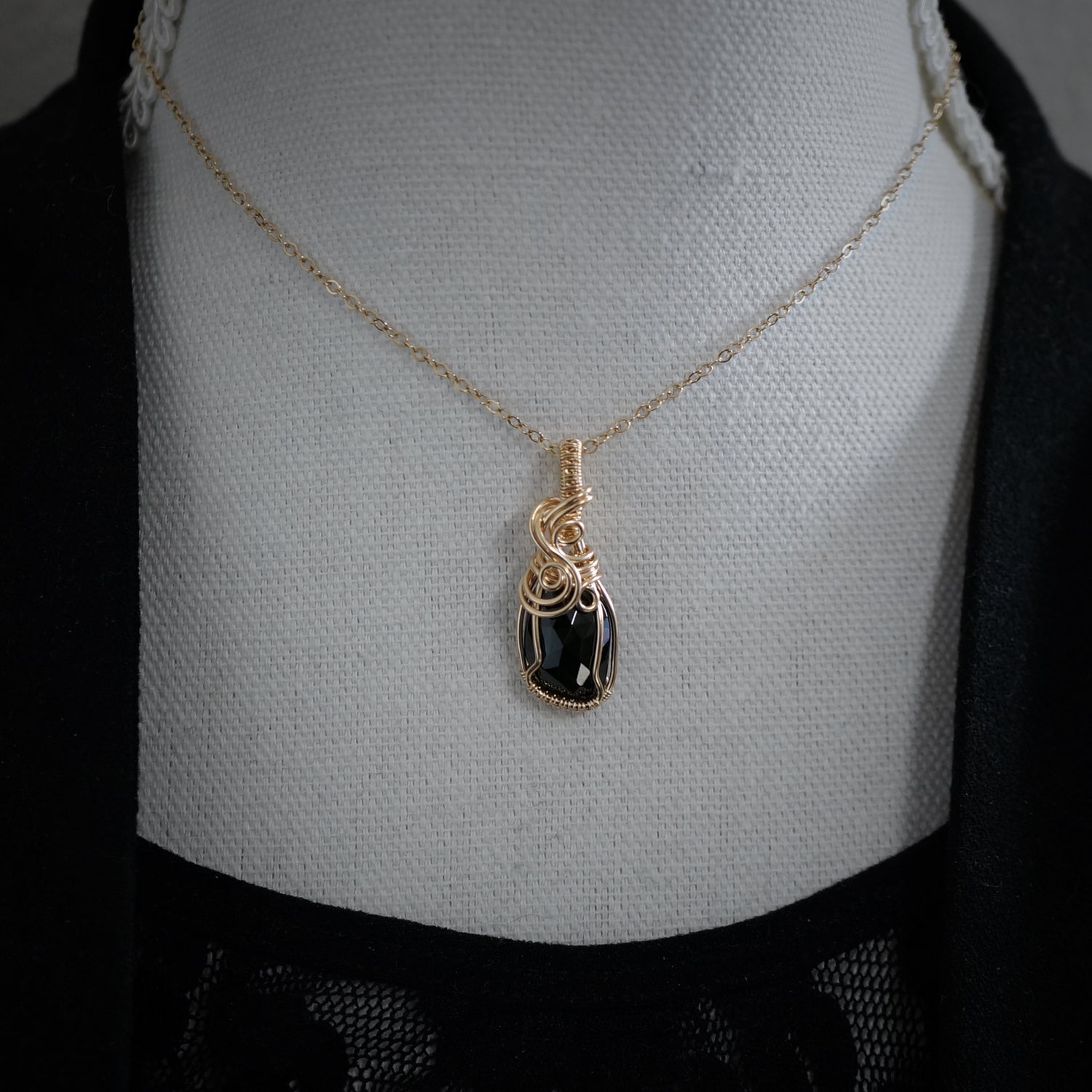 Gereserveerd - 14k Gold filled hanger met zwarte Spinel