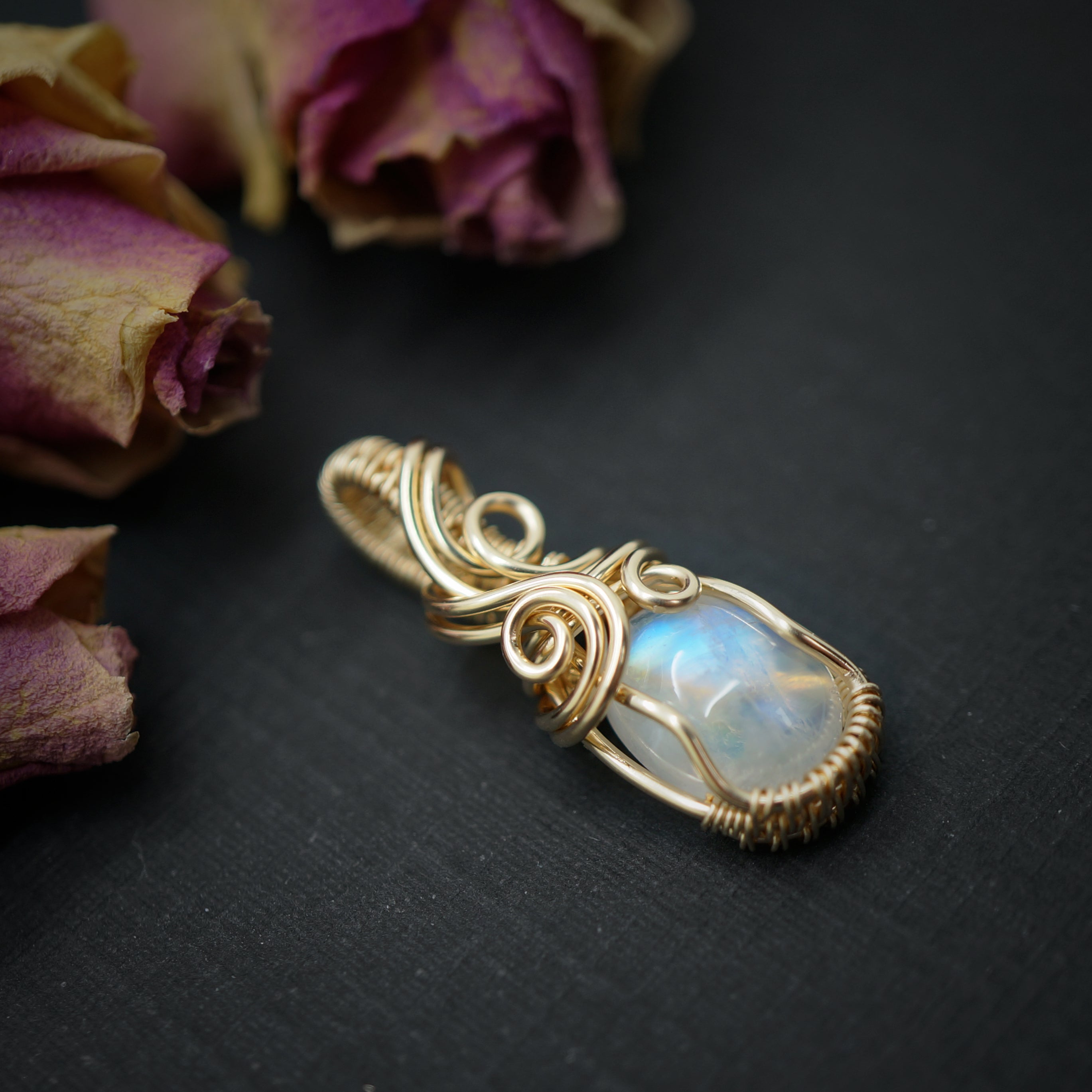 14k gold filled wire wrap hanger met regenboog maansteen