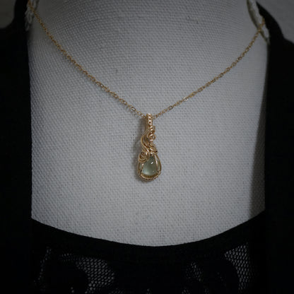 14k gold filled wire wrap hanger met Prehniet