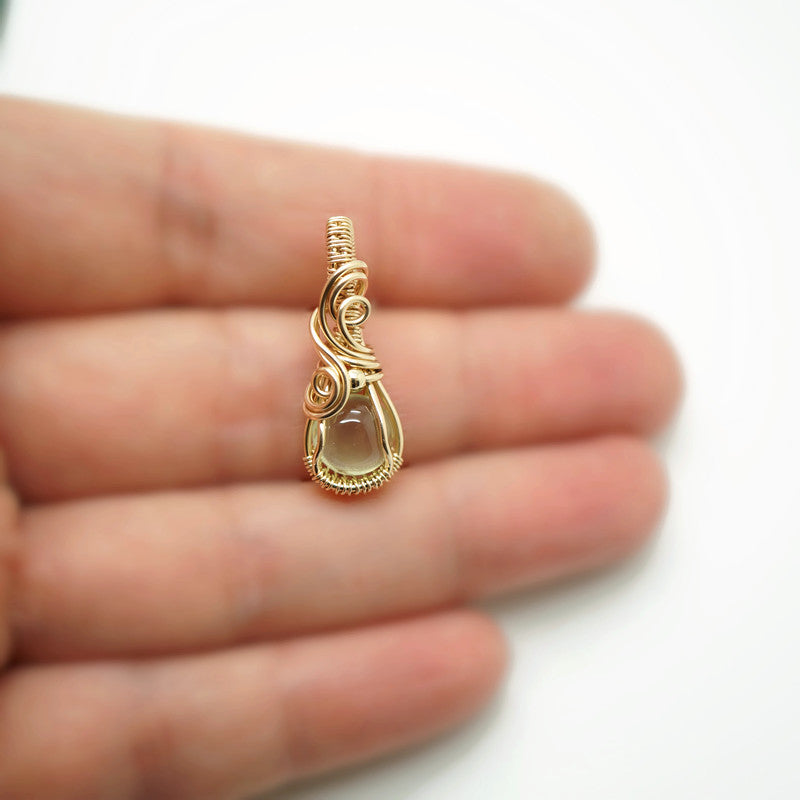 14k gold filled wire wrap hanger met Prehniet