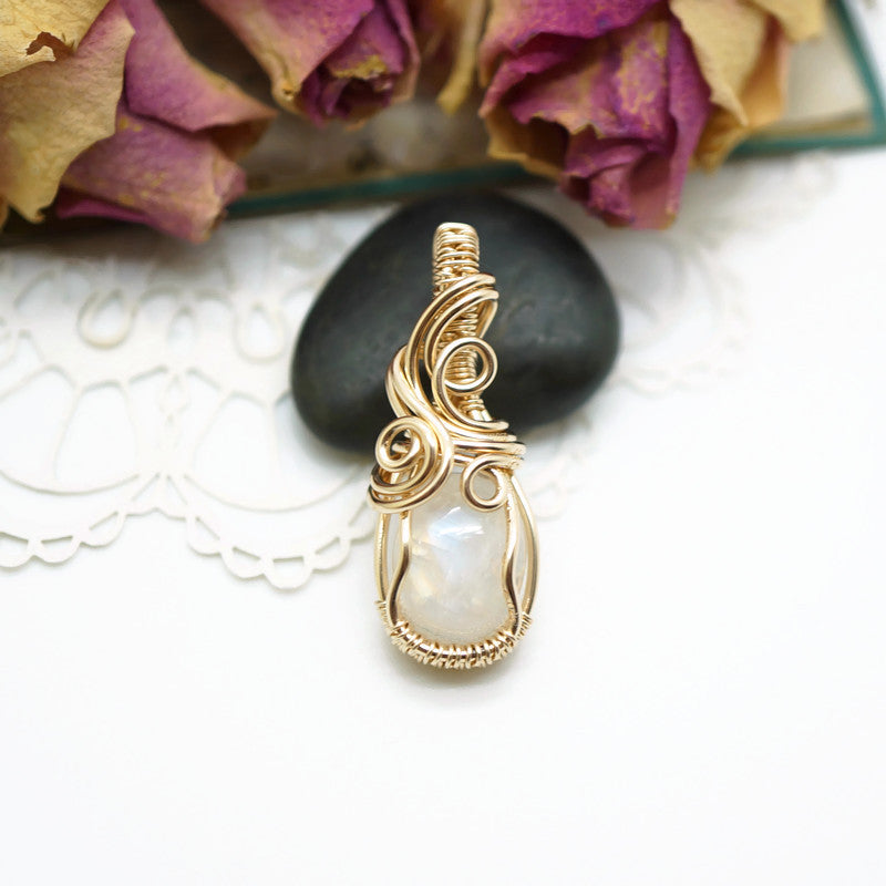 14k gold filled wire wrap hanger met regenboog maansteen