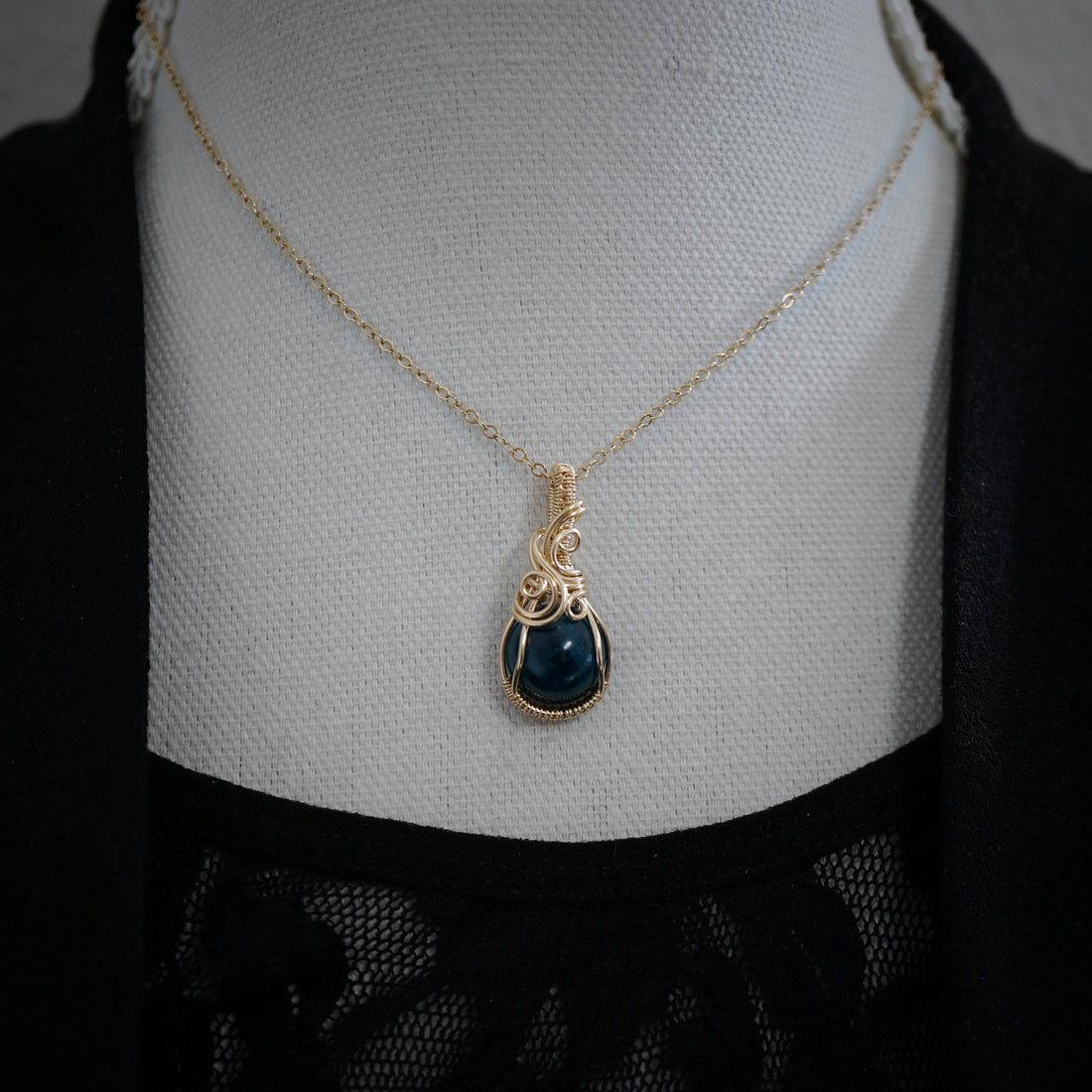 14k gold fill wire wrap hanger met Apatiet