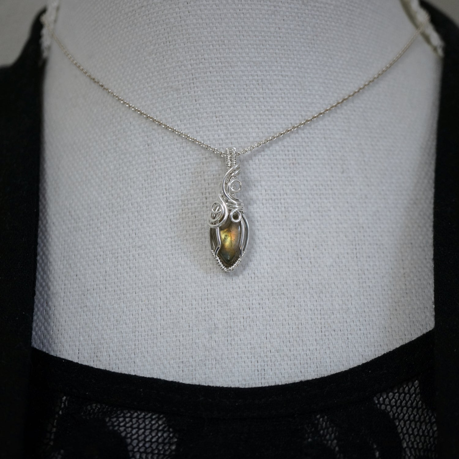 Sterling zilveren wire wrap hanger met labradoriet