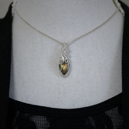 Sterling zilveren wire wrap hanger met labradoriet