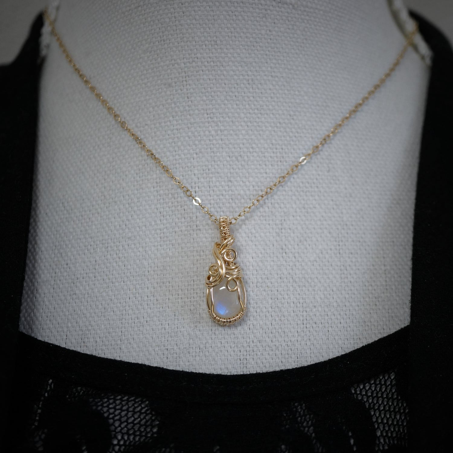 14k gold filled wire wrap hanger met regenboog maansteen