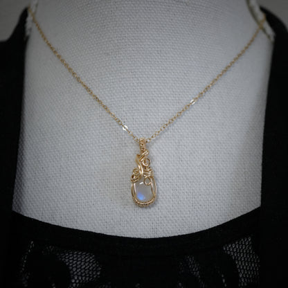 14k gold filled wire wrap hanger met regenboog maansteen