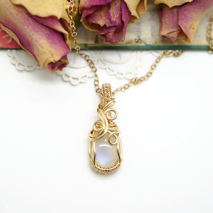 14k gold filled wire wrap hanger met regenboog maansteen