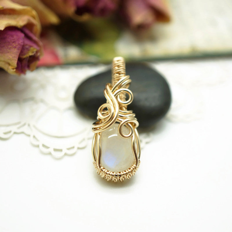 14k gold filled wire wrap hanger met regenboog maansteen