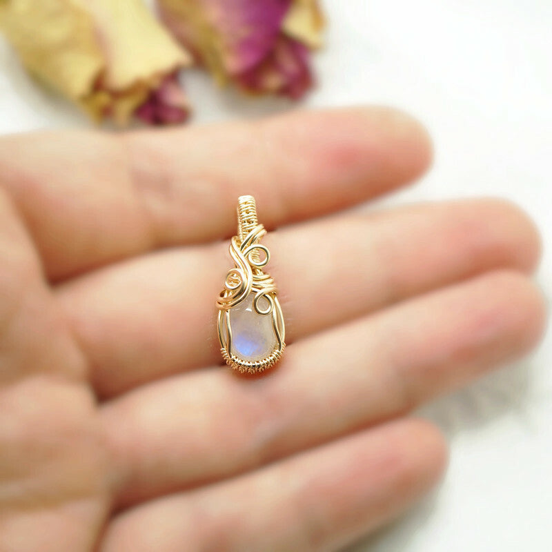 14k gold filled wire wrap hanger met regenboog maansteen