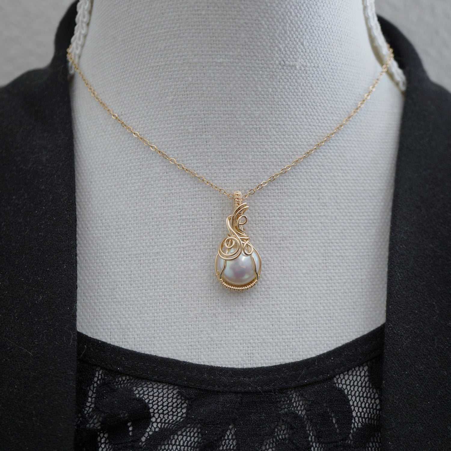 Gouden hanger met parel - 14k gold filled wire wrap hanger met zoetwaterparel
