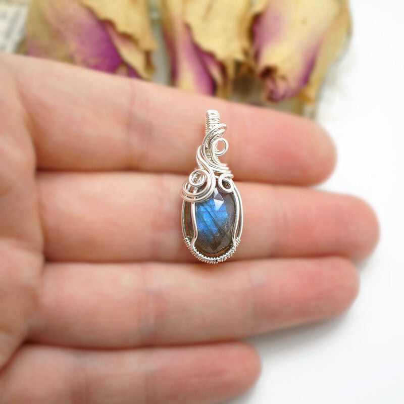 Zilveren wire wrap hanger met labradoriet