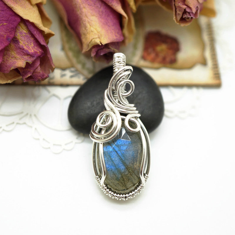 Zilveren wire wrap hanger met labradoriet