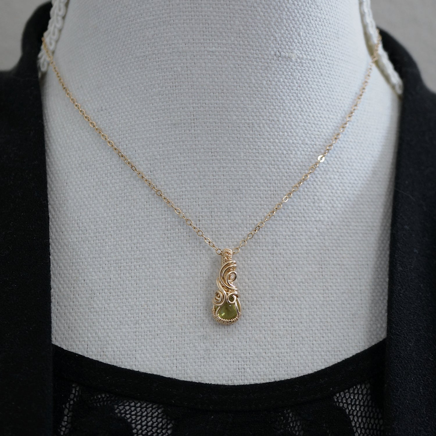 GERESERVEERD, 14k Gold Filled Hanger met Groene Peridoot – Handgemaakt en Uniek