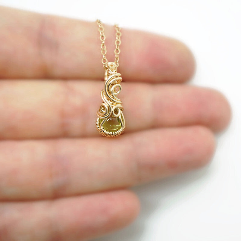 GERESERVEERD, 14k Gold Filled Hanger met Groene Peridoot – Handgemaakt en Uniek