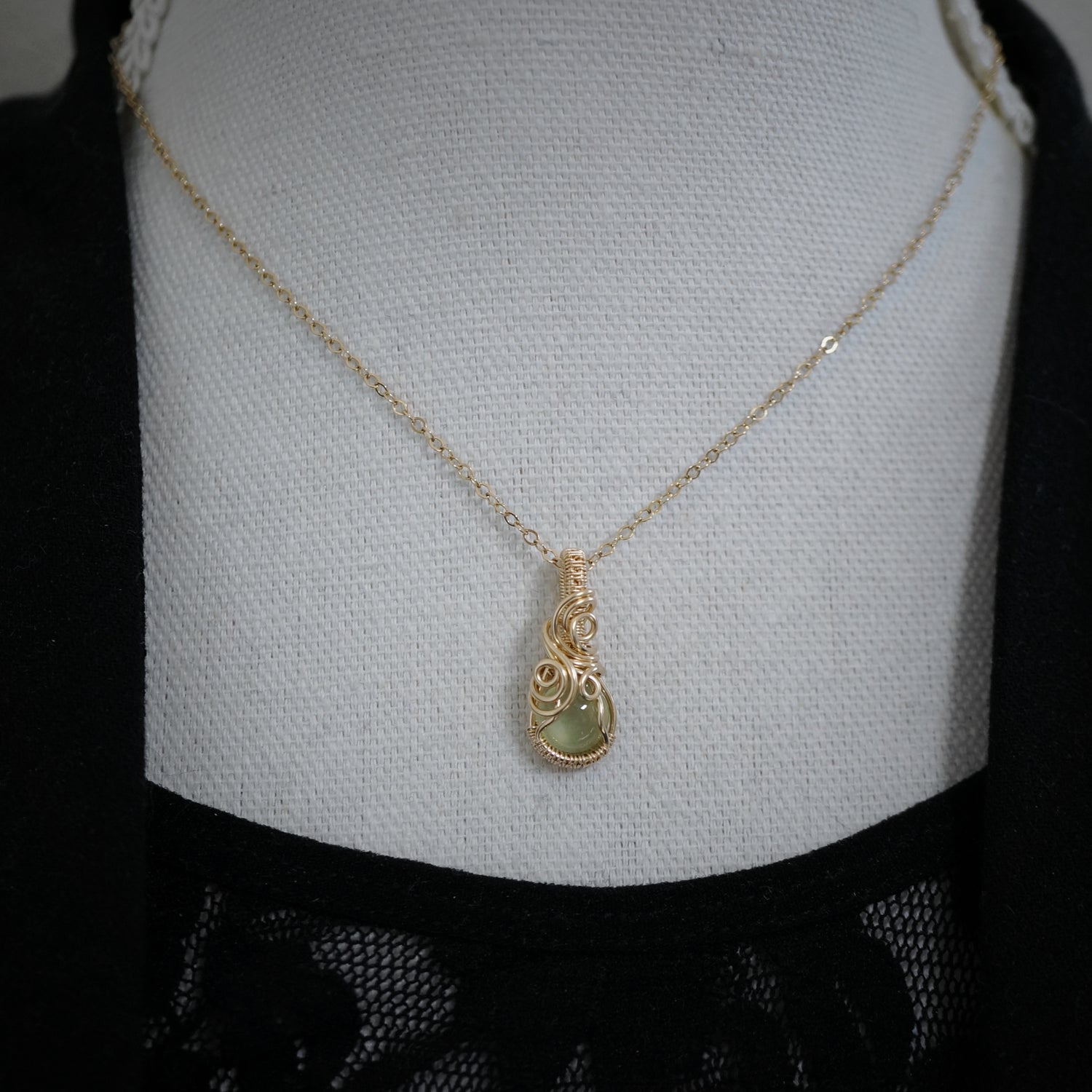 14k gold filled wire wrap hanger met Prehniet