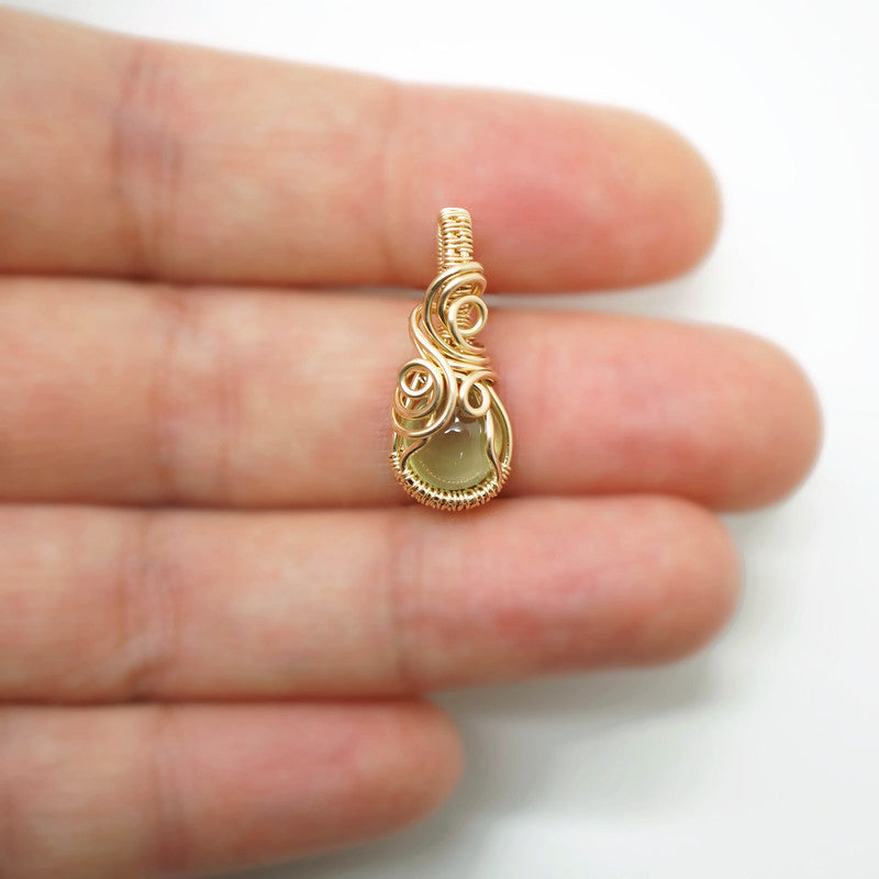 14k gold filled wire wrap hanger met Prehniet