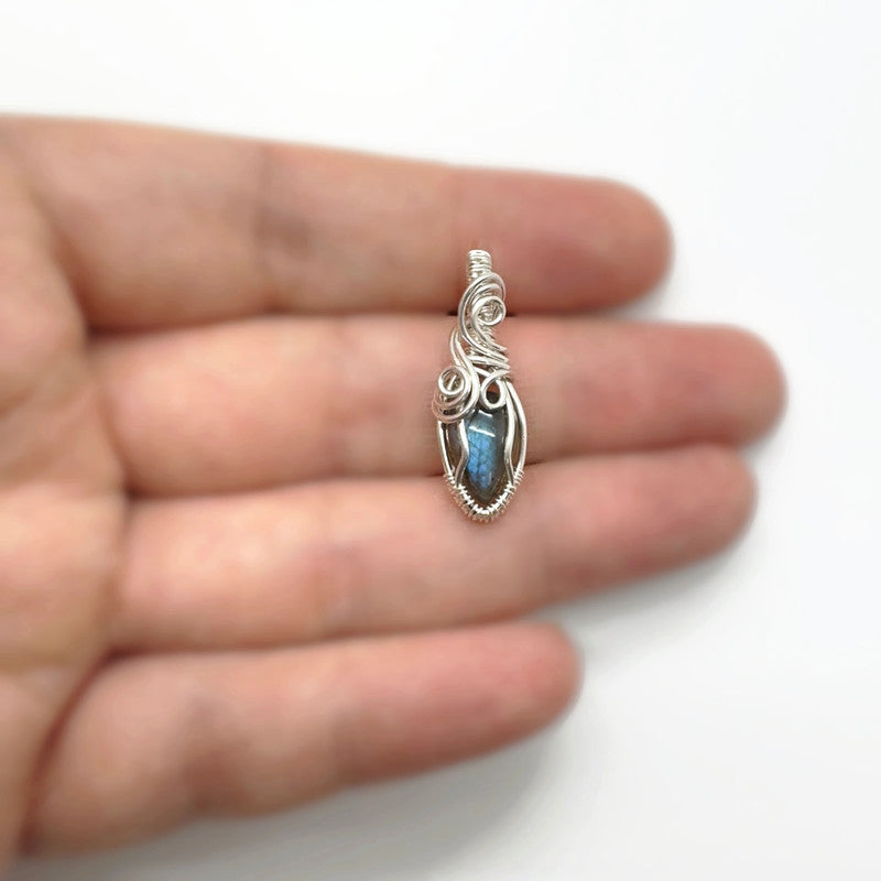Sterling zilveren wire wrap hanger met labradoriet