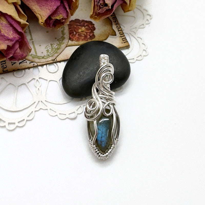 Sterling zilveren wire wrap hanger met labradoriet