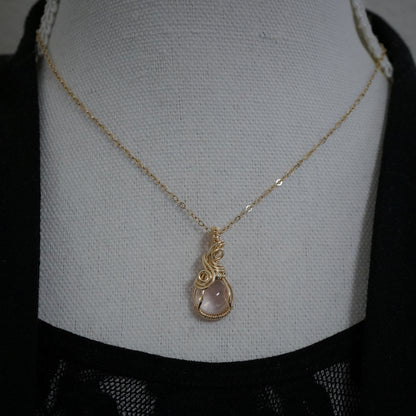 Handgemaakte 14k Gold Filled Wire Wrap Hanger met Zachtroze Rozenkwarts