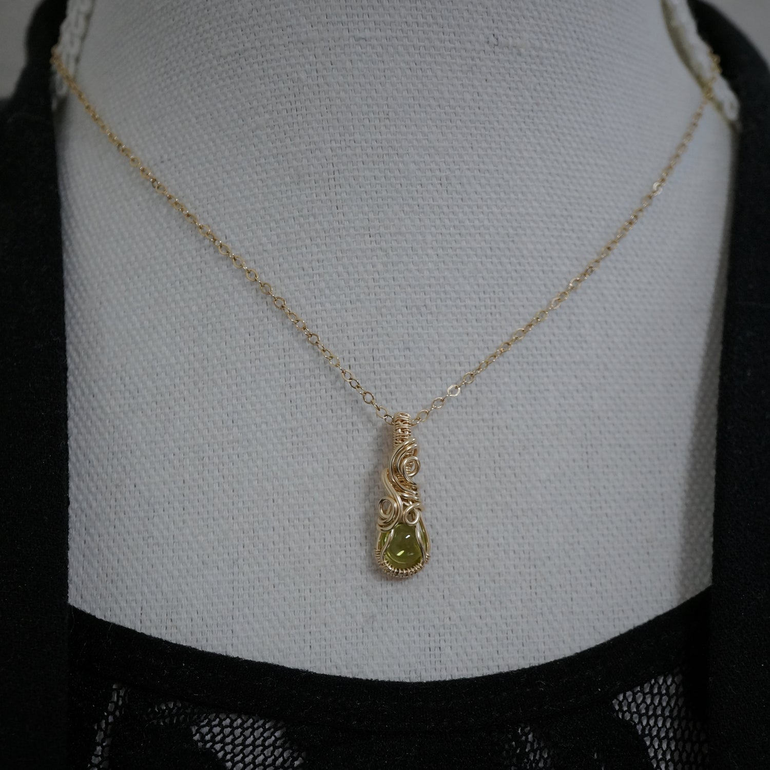 14k Gold Filled Hanger met Groene Peridoot – Handgemaakt en Uniek