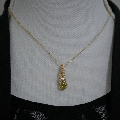 14k Gold Filled Hanger met Groene Peridoot – Handgemaakt en Uniek