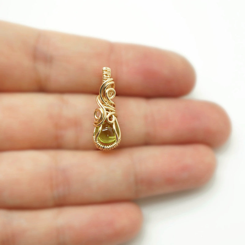 14k Gold Filled Hanger met Groene Peridoot – Handgemaakt en Uniek