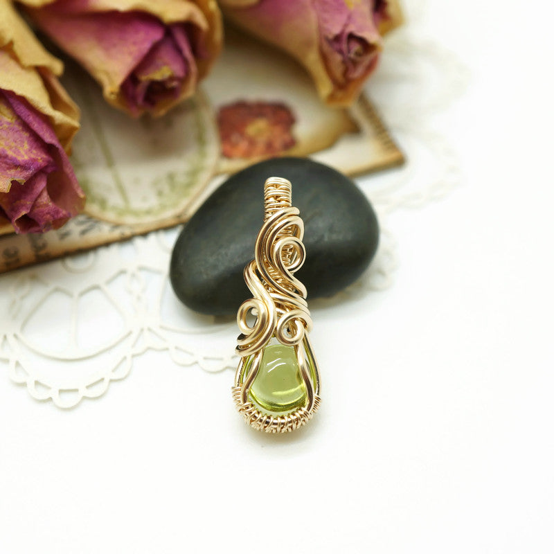 14k Gold Filled Hanger met Groene Peridoot – Handgemaakt en Uniek