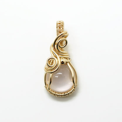 Handgemaakte 14k Gold Filled Wire Wrap Hanger met Zachtroze Rozenkwarts