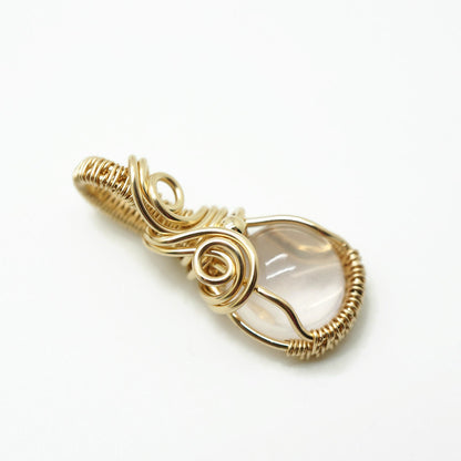 Handgemaakte 14k Gold Filled Wire Wrap Hanger met Zachtroze Rozenkwarts