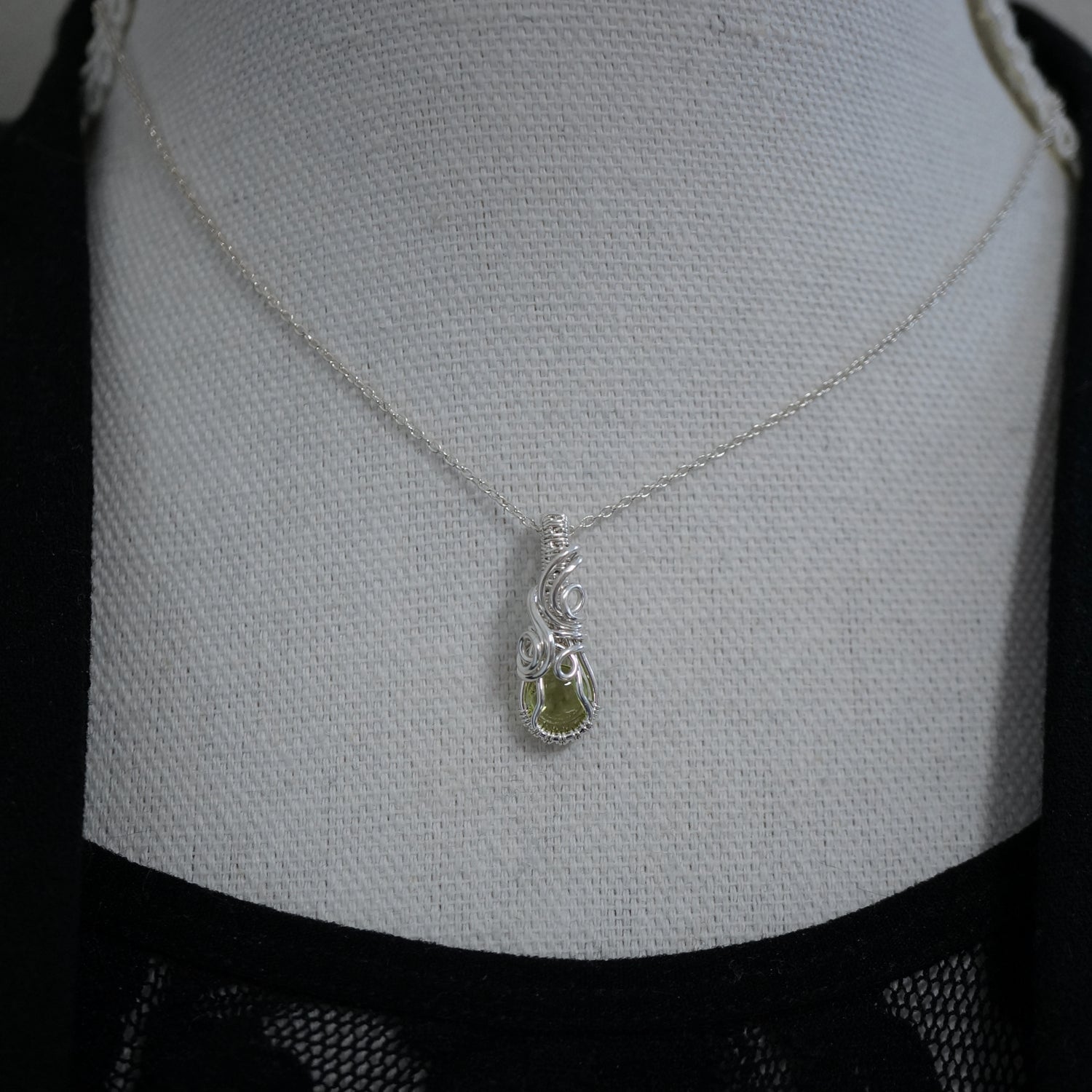 Kleine Sterling Zilveren Wire Wrap Hanger met Groene Peridoot