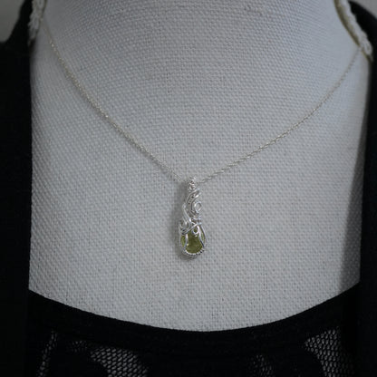 Kleine Sterling Zilveren Wire Wrap Hanger met Groene Peridoot