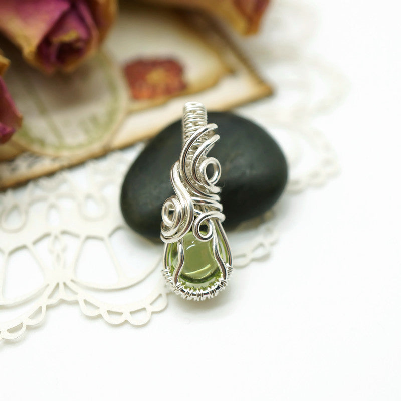 Kleine Sterling Zilveren Wire Wrap Hanger met Groene Peridoot