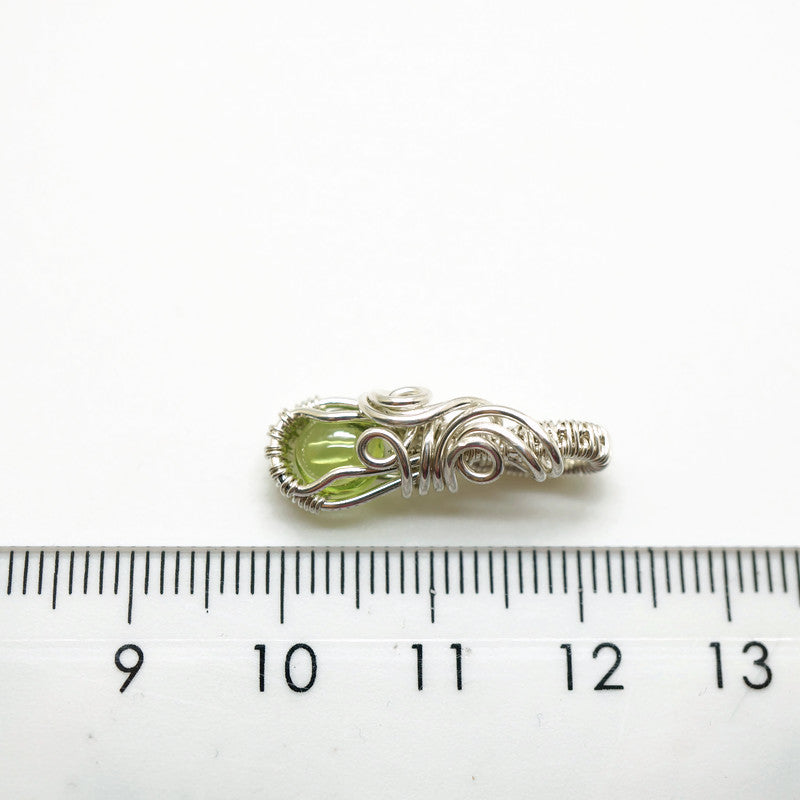 Kleine Sterling Zilveren Wire Wrap Hanger met Groene Peridoot