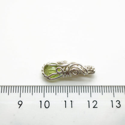 Kleine Sterling Zilveren Wire Wrap Hanger met Groene Peridoot