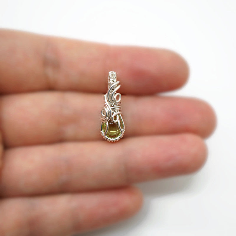 Kleine Sterling Zilveren Wire Wrap Hanger met Groene Peridoot