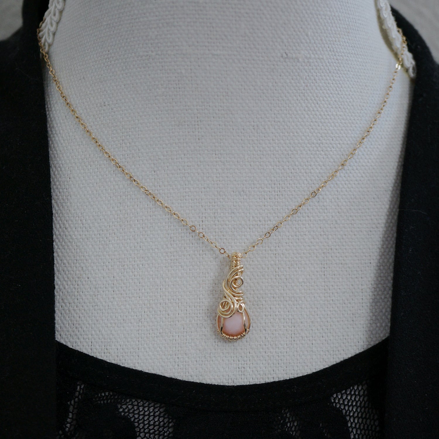 14k gold filled wire wrap hanger met roze opaal