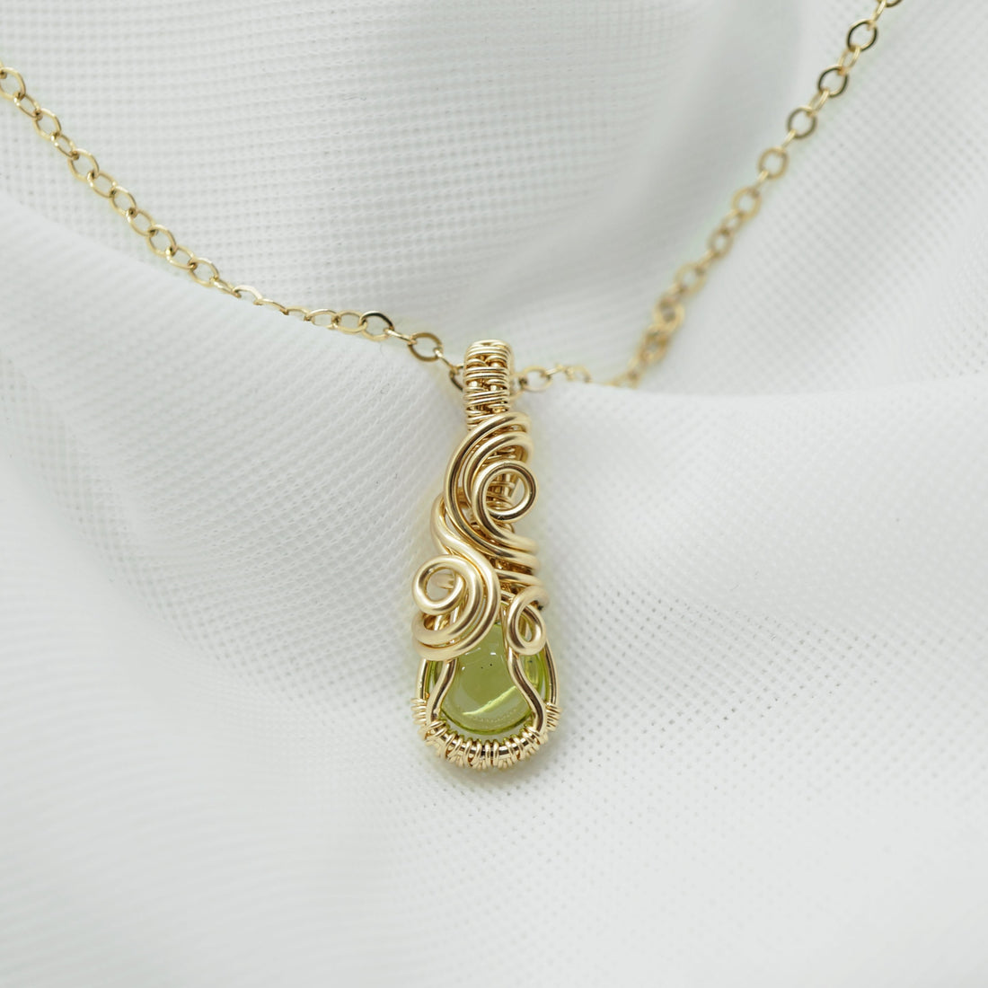 14k Gold Filled Hanger met Groene Peridoot – Handgemaakt en Uniek