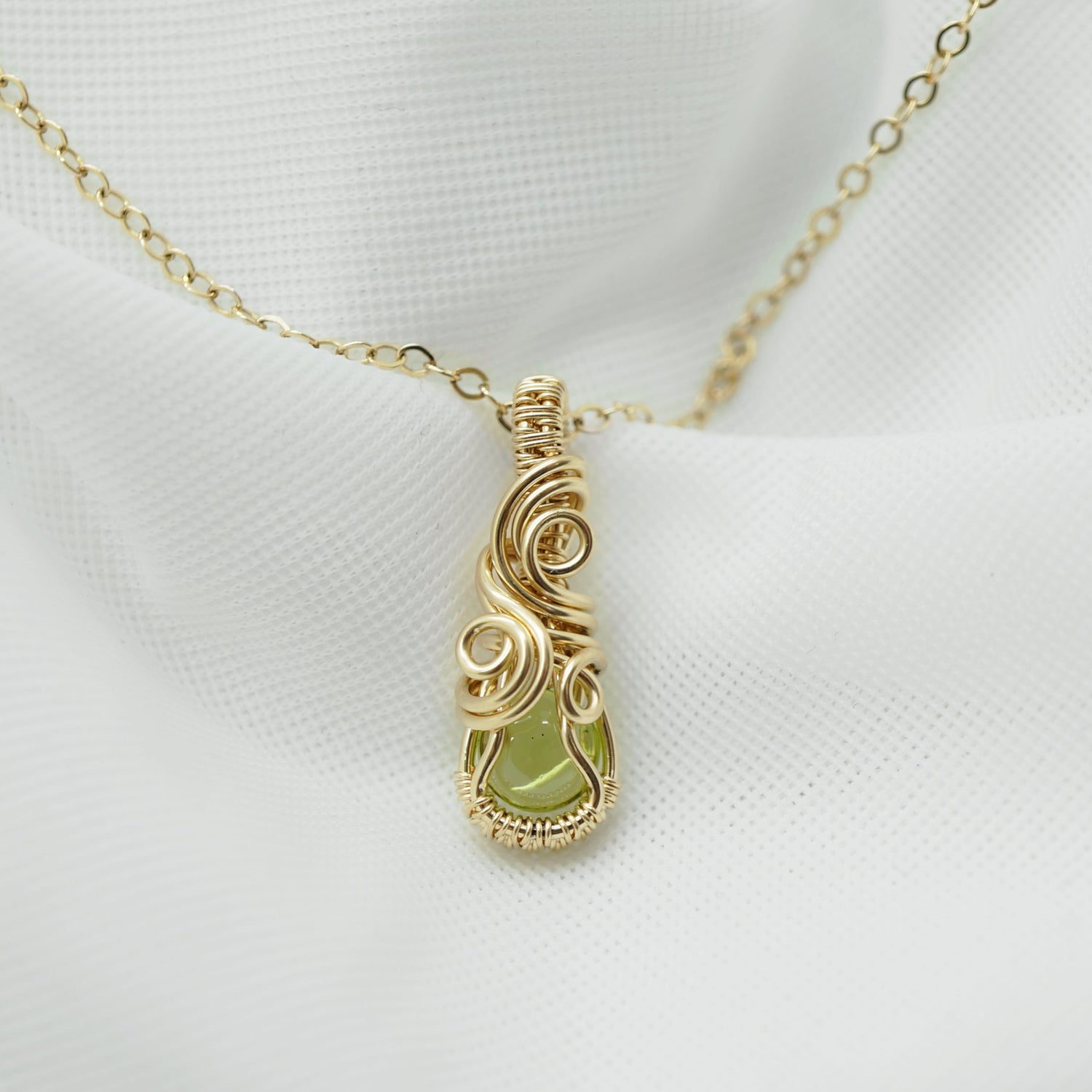 14k Gold Filled Hanger met Groene Peridoot – Handgemaakt en Uniek