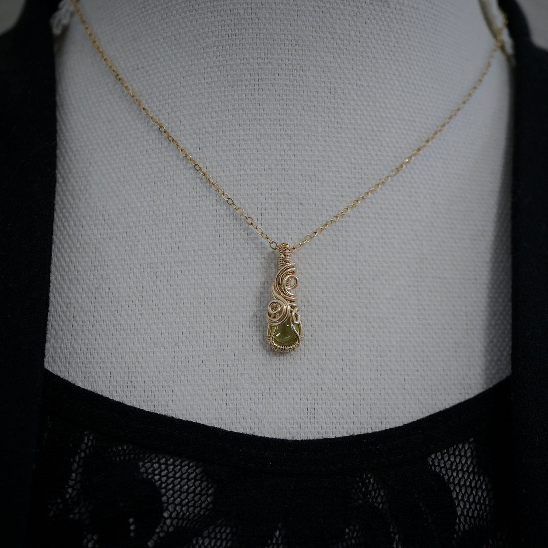 14k Gold Filled Hanger met Groene Peridoot – Handgemaakt en Uniek