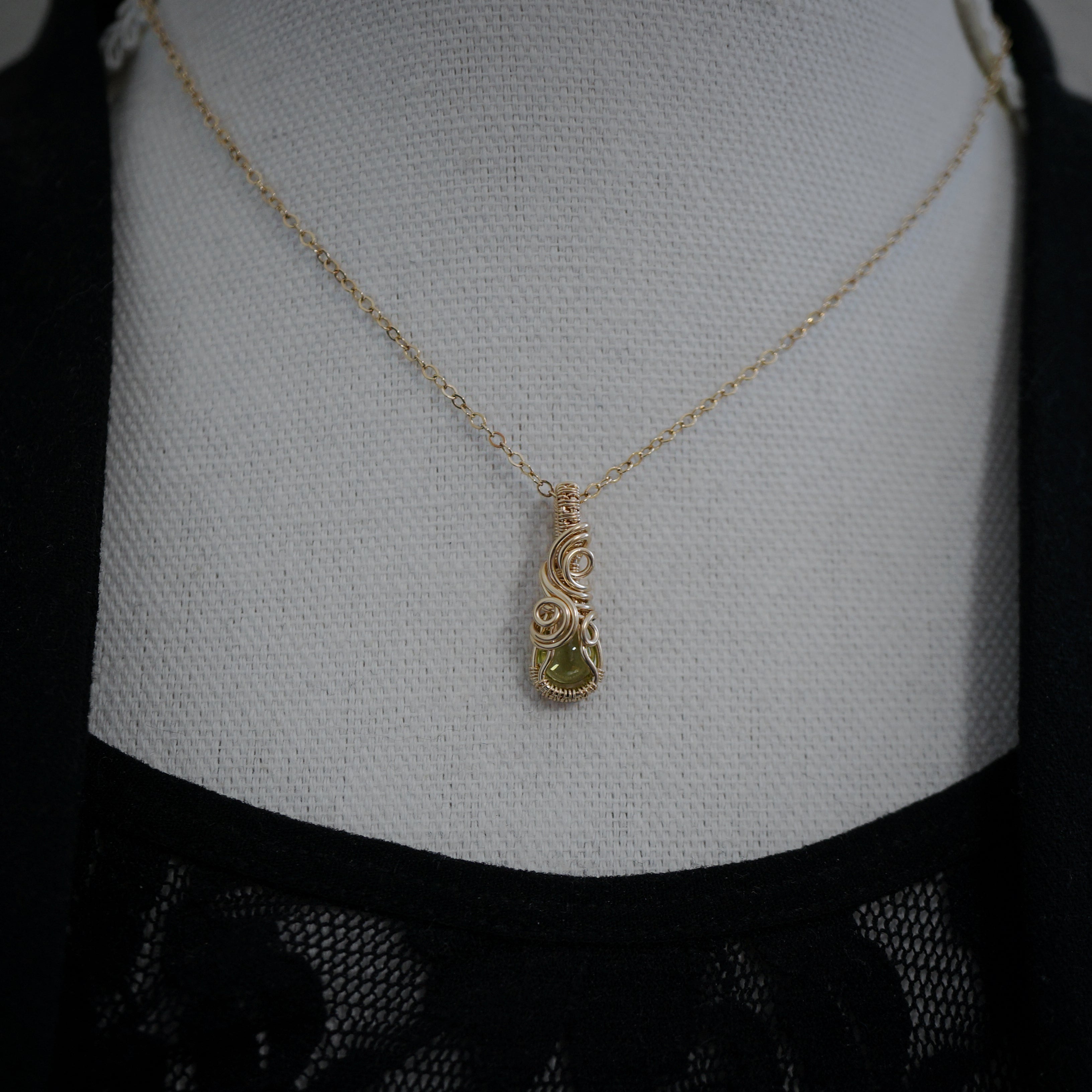 14k Gold Filled Hanger met Groene Peridoot – Handgemaakt en Uniek
