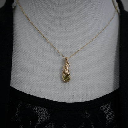 14k Gold Filled Hanger met Groene Peridoot – Handgemaakt en Uniek