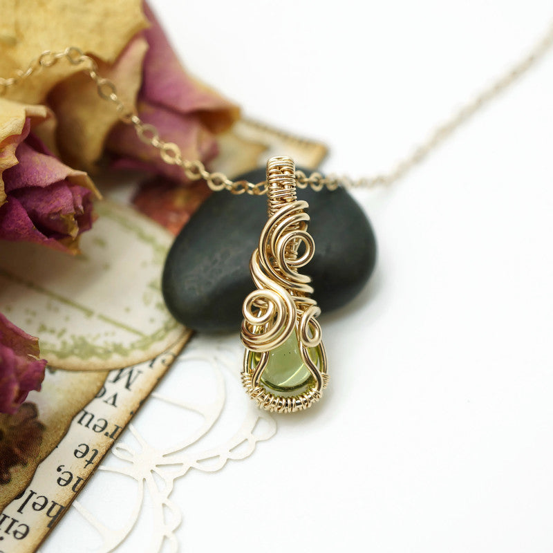 14k Gold Filled Hanger met Groene Peridoot – Handgemaakt en Uniek