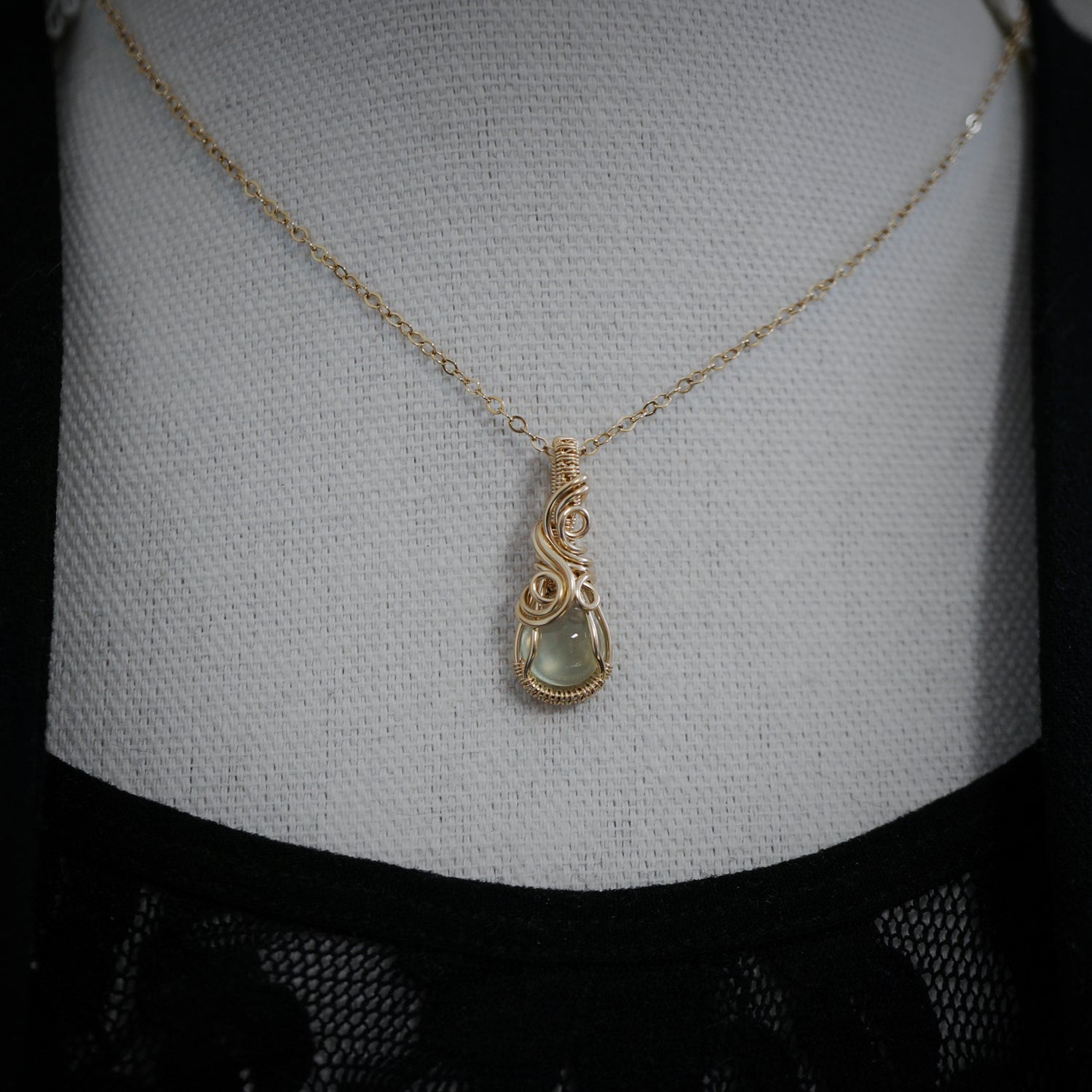 14k gold filled wire wrap hanger met Prehniet