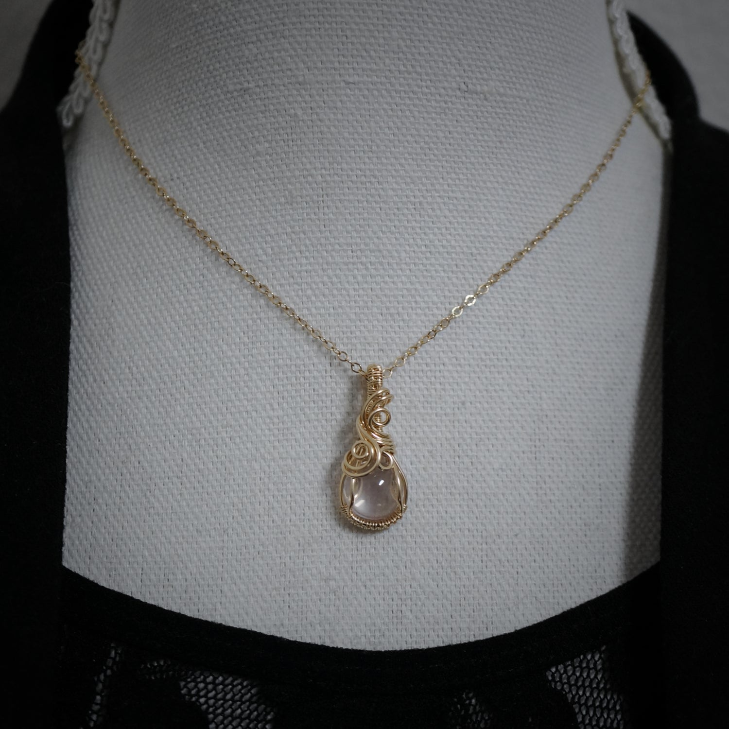 Handgemaakte 14k Gold Filled Wire Wrap Hanger met Zachtroze Rozenkwarts