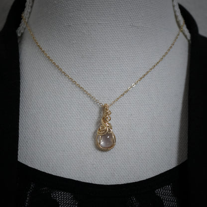 Handgemaakte 14k Gold Filled Wire Wrap Hanger met Zachtroze Rozenkwarts
