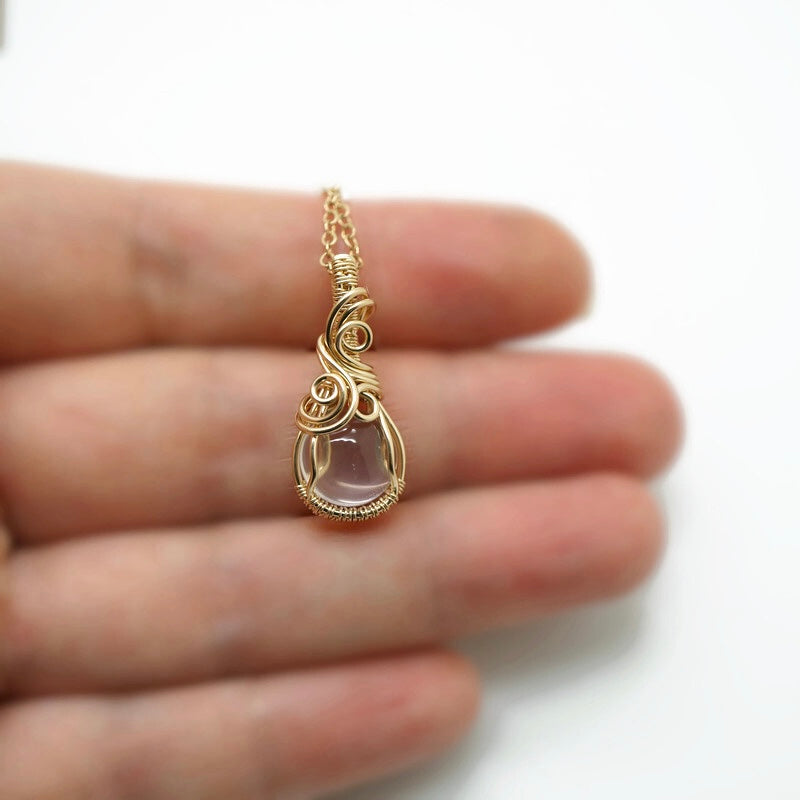 Handgemaakte 14k Gold Filled Wire Wrap Hanger met Zachtroze Rozenkwarts