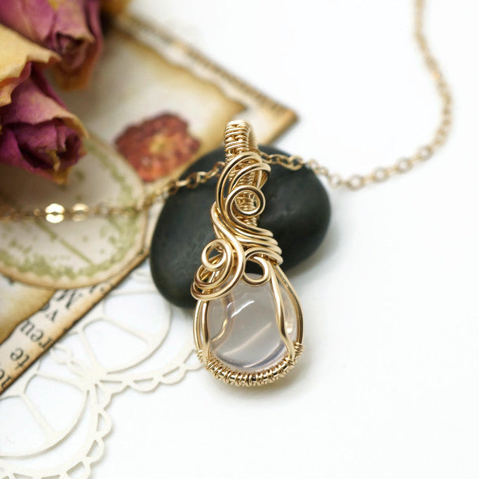 Handgemaakte 14k Gold Filled Wire Wrap Hanger met Zachtroze Rozenkwarts