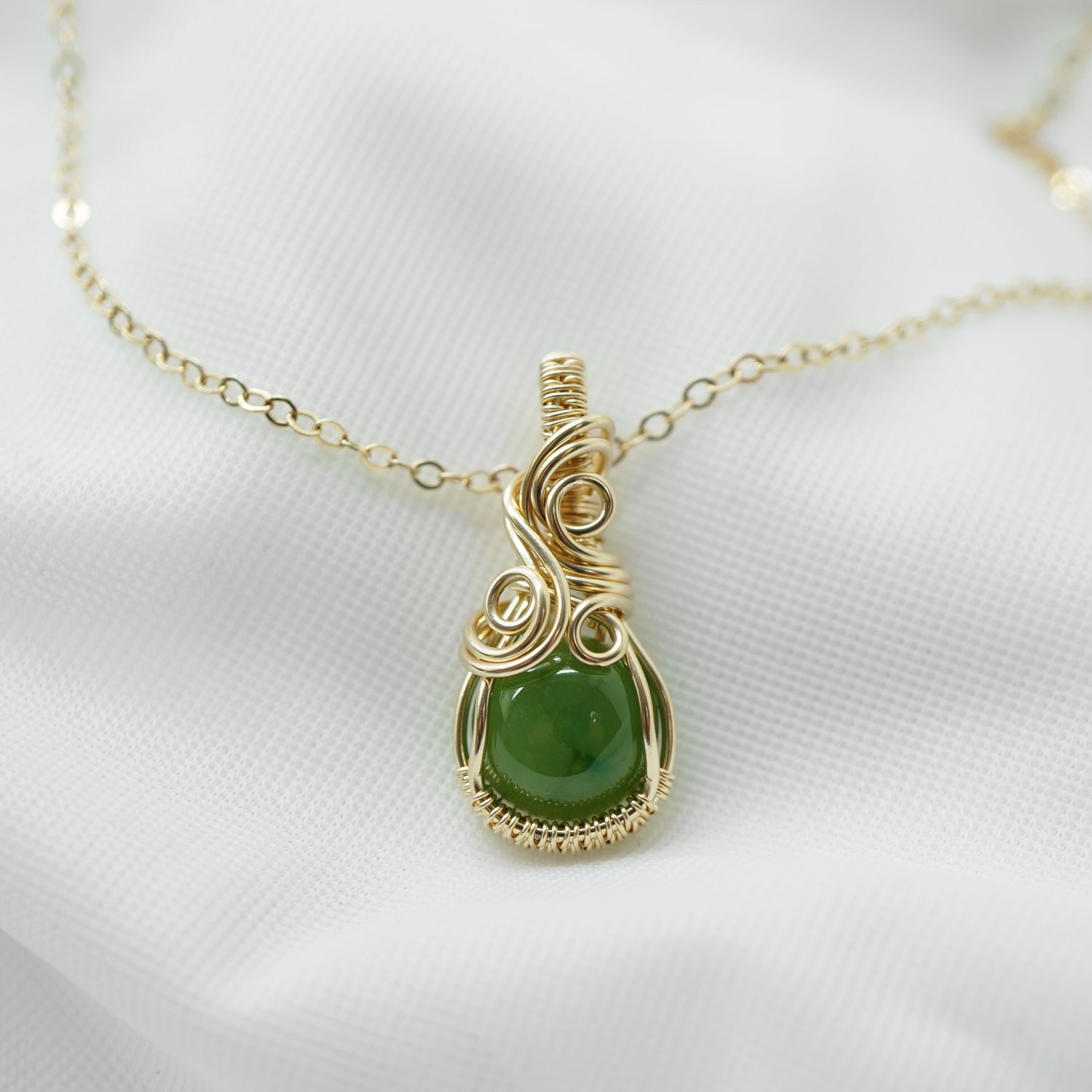 14k gold filled wire wrap hanger met nefriet jade