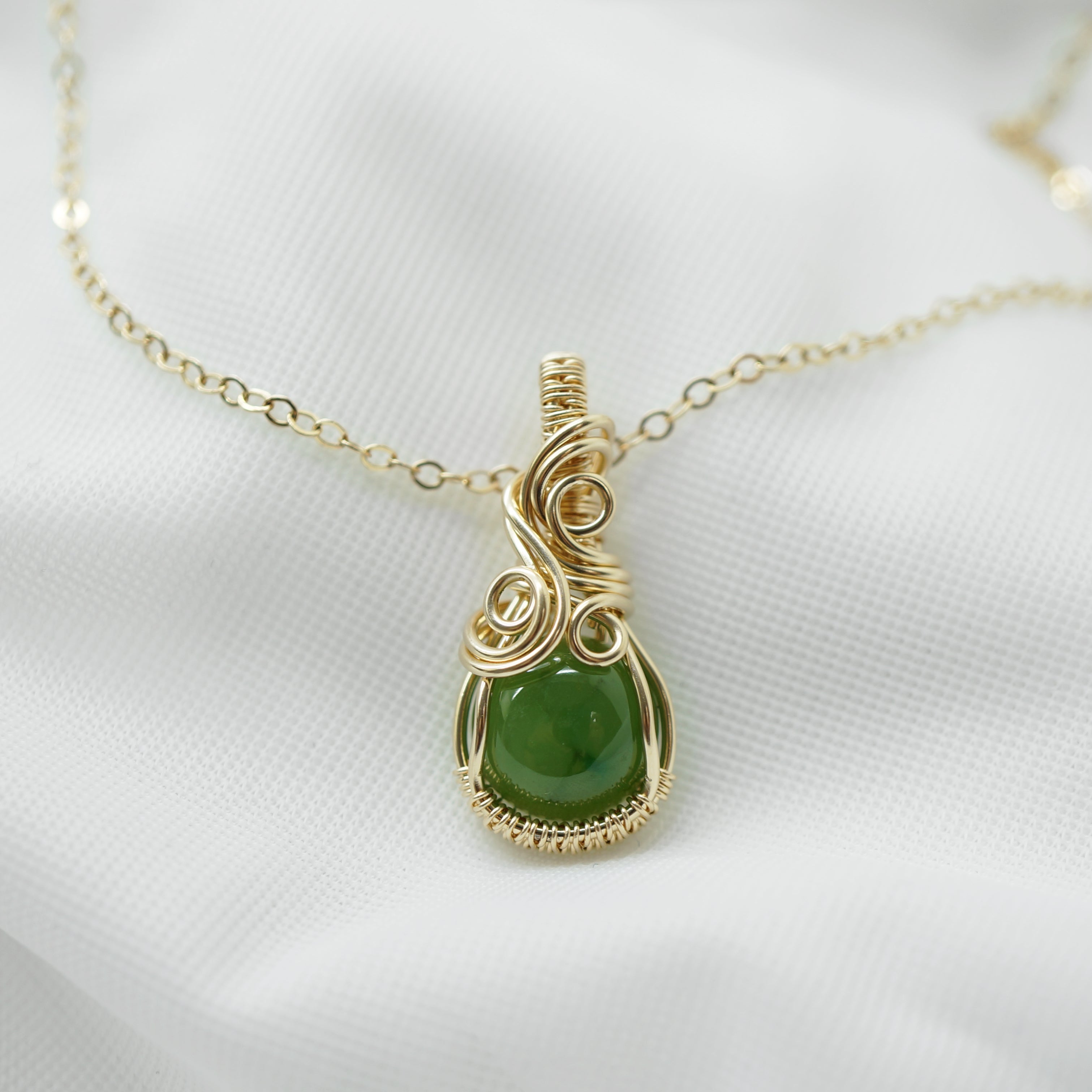 14k gold filled wire wrap hanger met nefriet jade